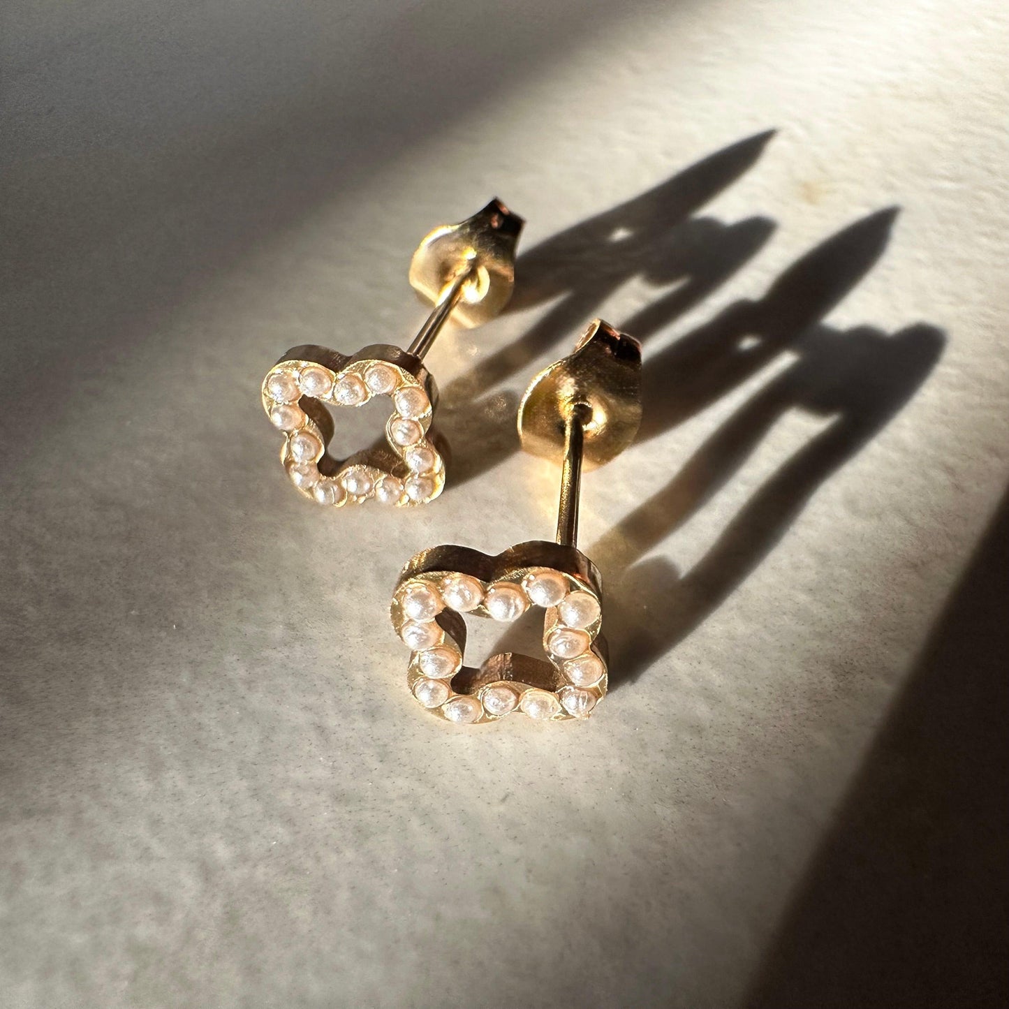 PEARLS CLOVER STUDS ❥ Orecchini - BELLAETEREA
