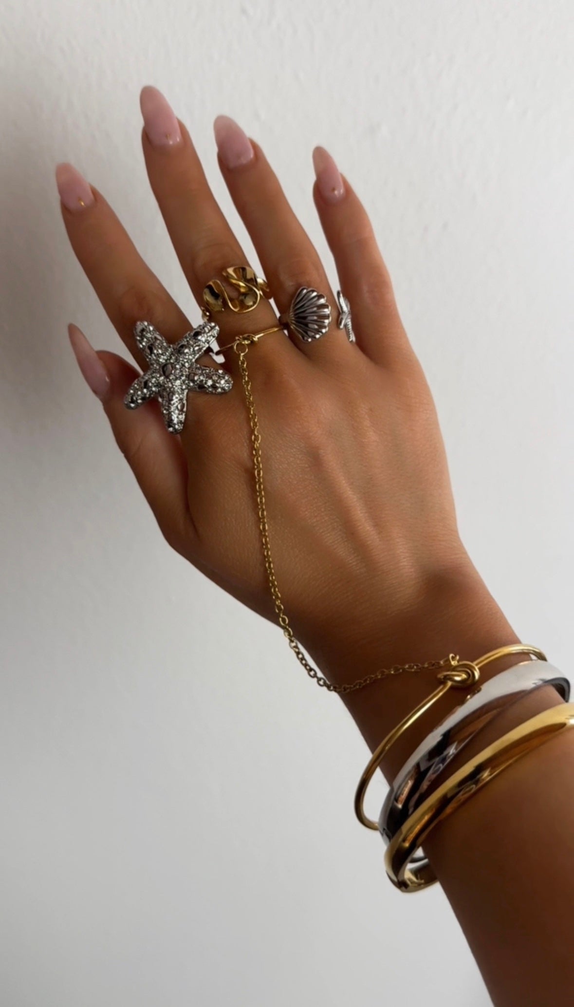 CLASSY KNOT ❥ Hand Chain