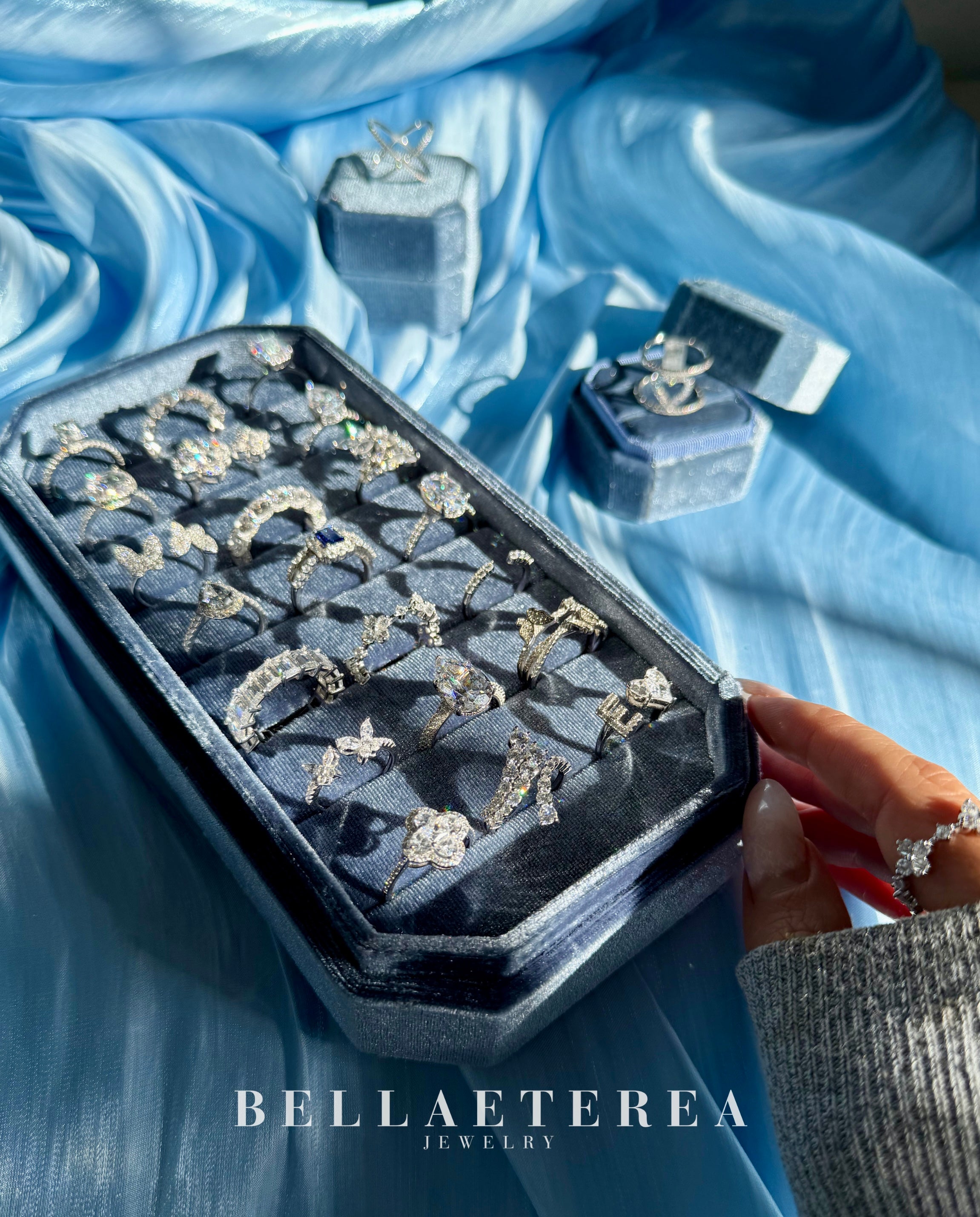Porta anelli Bellaeterea pieno di anelli donna in argento 925 con zirconia cubica effetto diamante, lavorati a mano, mano che mostra un anello elegante